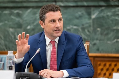 Tanczos Barna (UDMR): Să facem promisiuni de majorare de pensii în condiţiile în care nu ştim cum se va termina acest an, cum va afecta perioada de iarnă bugetul de stat, este un pic prematur. Eu aş propune să aşteptăm previziunile bugetare