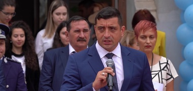 Imagini cu liderul AUR huiduit la un liceu din Bucureşti, distribuite pe internet / George Simion neagă incidentul şi publică imagini în care se vede cum dă mâna cu unii liceeni şi face fotografii cu alţii - VIDEO