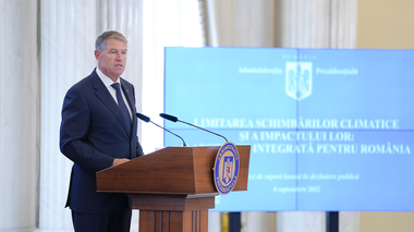 Klaus Iohannis: Instituţiile publice centrale trebuie să îşi asume un rol de catalizator în procesul de gestionare a efortului naţional de răspuns la schimbările climatice / Mobilizarea unui număr cât mai mare de actori societali devine o prioritate
