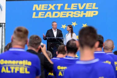 Tineri liberali participanţi la Şcoala de Vară TNL cu tema „Next Level Leadership”, scandări ofensatoare la adresa PSD la petrecerea de după dezbateri / Liderul TNL Mara Mareş: Îmi cer scuze în numele organizaţiei pentru aceste comportamente inacceptabile
