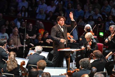 Preşedintele Klaus Iohannis îl decorează pe maestrul Cristian Măcelaru, dirijor principal al Orchestrei Simfonice a Radiodifuziunii WDR din Köln şi director artistic al Festivalului Internaţional „George Enescu”
