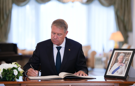 Preşedintele Klaus Iohannis a semnat în cartea de condoleanţe deschisă în memoria Reginei Elisabeta a II-a la ambasada Marii Britanii