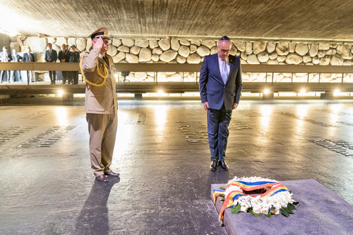Ministrul Apărării a adus un omagiu victimelor Holocaustului / Dîncu: Avem responsabilitatea de a acţiona astfel încât ororile Holocaustului să nu fie nicicând uitate şi să nu mai fie vreodată posibile