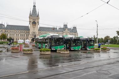 Primăria Iaşi a expus trei autobuze electrice în centrul oraşului, pentru a fi admirate de ieşeni. Senatorul USR, Cristi Berea: Acţiune festivistă, lipsită de sens, oamenii fiind invitaţi să aplaude normalitatea - FOTO

