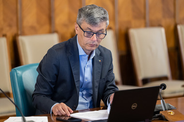 Virgil Popescu: Mai sunt 3 zile în care pot depune proiecte cei care vor să obţină finanţare pentru modernizarea şi eficientizarea consumului de energie, în vederea asigurării eficienţei energetice în sectorul industrial!