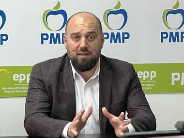 PMP: Pentru majorarea pensiilor, PSD şi PNL se ceartă public de câteva luni. Pentru majorarea indemnizaţiilor demnitarilor, consensul a fost instant şi unanim, aşa cum arată votul de ieri de la Senat