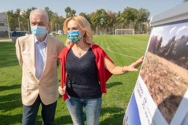 Gabriela Firea acuză că încă un proiect a fost lăsat de izbelişte de actuala conducere a Primăriei Capitalei: Baza sportivă Sahighian este, din nou, abandonată. Gazonul natural nu mai există, în locul lui fiind bălării şi ciulini
