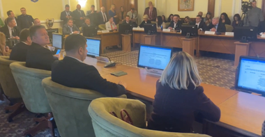 Comisiile au votat pentru renunţarea la majorarea salariilor demnitarilor, dar au păstrat majorarea pentru primari, viceprimari, preşedinţi şi vicepreşedinţi de CJ