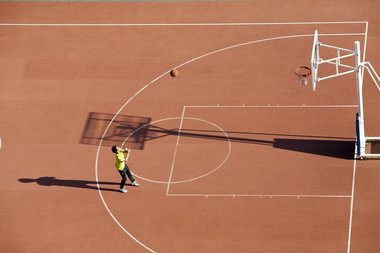 Senatul a adoptat iniţiativa legislativă a USR care prevede accesul gratuit al copiilor şi tinerilor la terenurile de sport din curtea şcolilor şi din bazele sportive publice