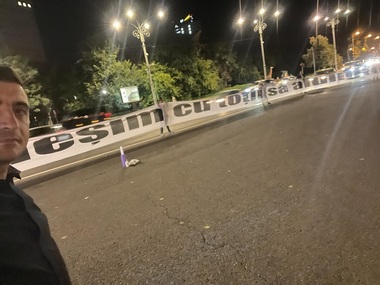UPDATE - Scandal cu George Simion în Piaţa Victoriei/ Liderul AUR, amendat cu 1350 de lei El a fost chemat la sediul poliţiei deoarece ar fi circulat cu permisul suspendat/ I s-a făcut drug-test, rezultatul a fost negativ / Precizările Poliţiei - VIDEO
