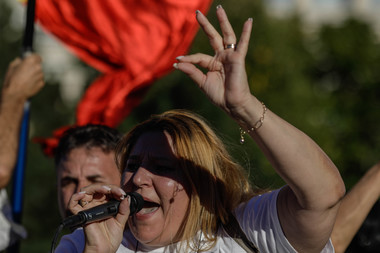 Diana Şoşoacă nu a fost lăsată să vorbească la mitingul AUR. Protestatarii i-au reproşat că a vorbit urât despre ei şi au dat-o jos de pe scenă. Senatoarea a strigat după jandarmi să o apere - VIDEO
