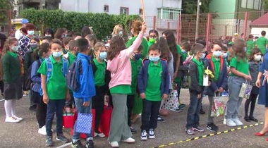 AUR a depus la Senat un proiect de lege privind reintroducerea uniformelor şcolare în învăţământul preuniversitar