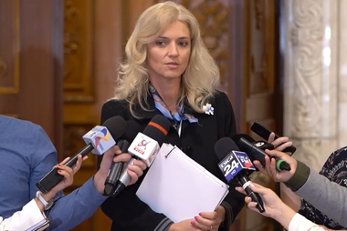 Alina Gorghiu a iniţiat o petiţie pentru demisia din Parlament a deputatului Aurel Bălăşoiu, exclus din PSD, în cazul căruia Parchetul General a deschis două dosare, pentru act sexual cu un minor şi pentru viol