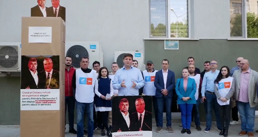 Acţiune de protest a candidatului USR la Primăria Sectorului 5 / Alexandru Dimitriu: Dacă nu faceţi alegeri, voi merge mai departe cu plângerea penală pe care am depus-o şi veţi face puşcărie