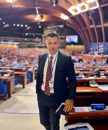 Ionuţ Stroe anunţă că APCE va adopta joi raportul care a făcut o radiografie a situaţiei democraţiei şi drepturilor omului în România, în ultimii ani: Raportul este unul pozitiv, ţara noastră este numită inclusiv "model de bune practici europene"