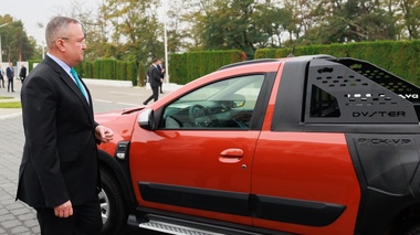 Nicolae Ciucă, la Dacia Mioveni: Industria românească are consistenţă şi are viitor. Aici, pe această platformă lucrează 15.000 de oameni, angajaţi direct şi se asigură de asemenea locuri de muncă pentru alte 150.000 de oameni