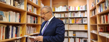 Dîncu, mesaj de la librăria Filigranes, din Bruxelles: Aici nu se aude vocea idioţilor. Nici răcnetele proştilor şi nici şoaptele mieroase ale ticăloşilor nu pătrund până aici. Prietenii tăcuţi din rafturi niciodată nu trădează şi nu mint
