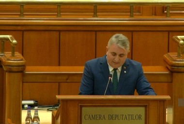 Lucian Bode, la dezbaterea moţiunii: Niciodată nu am văzut un text ilogic şi plin de mincuni, lipsit de coerenţă, cu teme amestecate şi aruncate fără noimă precum cel pe care îl dezbatem / Un ghiveci, un fel de şaorma cu de toate