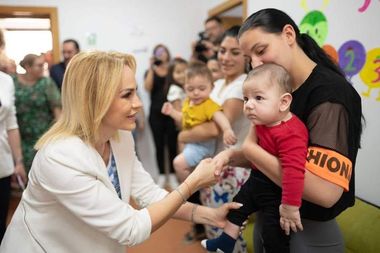 Gabriela Firea: Fenomenul mamelor-minore reprezintă una dintre cele mai dure şi mai triste realităţi ale României / 16.500 de adolescente şi tinere până în 20 ani au născut doar anul trecut, aproape 700 dintre ele aveau sub 15 ani