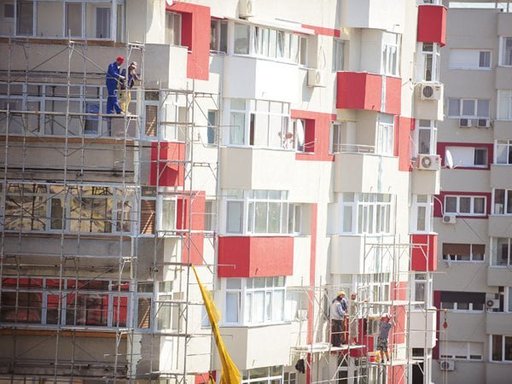 Proiectul de lege care instituie măsuri care să conducă la creşterea numărului de clădiri renovate energetic, adoptat de Cameră / Legea merge la promulgare 