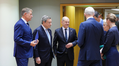 Consiliul European a decis achiziţia voluntară în comun de gaze naturale / Iohannis a susţinut că e necesară o abordare coordonată la nivelul UE pentru a asigura o reducere durabilă a preţurilor la energie