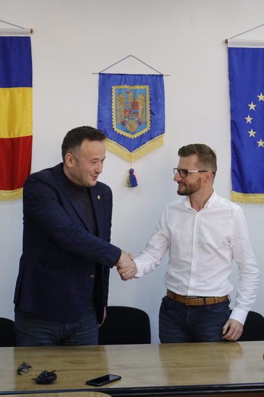 Singurul primar USR din judeţul Buzău se alătură echipei PNL, dar afirmă că nu va semna încă adeziune şi nu va demisiona din USR pentru a nu-şi pierde mandatul