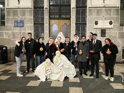 Elevii liberali din Timişoara au colindat ”Primăria Groazei” de Halloween, costumaţi în Dominic Fritz sau Sorin Grindeanu