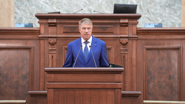 Iohannis: În raport cu bărbaţii, prezenţa femeilor în poziţiile de management este semnificativ mai redusă în România / E nevoie de combaterea discriminării, stereotipurilor de gen, comportamentului misogin şi prejudecăţilor
