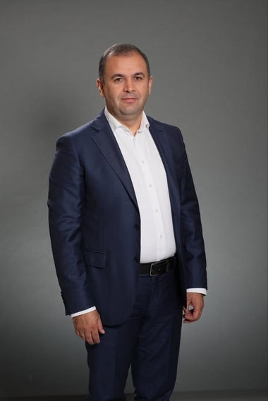 Şeful cancelariei prefectului de Vrancea rămâne fără funcţie după ce s-a bătut cu un coleg într-un club. Prefectul i-a cerut demisia, subliniind că scandalul nu a avut legătură cu alegerile interne din PSD Vrancea