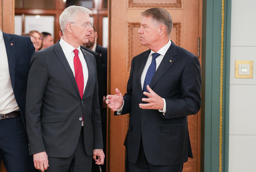 Iohannis, după întrevederea cu premierul Letoniei: Relansarea, de anul viitor, a cursei aeriene directe între Bucureşti şi Riga va contribui cu siguranţă la aprofundarea relaţiilor bilaterale şi cetăţenilor