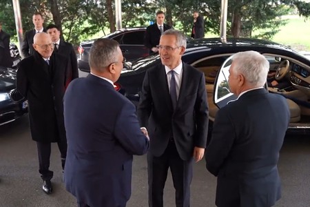 UPDATE - Secretarul general al NATO, Jens Stoltenberg, primit la Palatul Victoria de premierul Nicolae Ciucă - VIDEO
