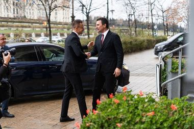Ministrul Mediului, discuţii cu ministrul Afacerilor Externe din Ungaria, Szijjártó Péter - Cei doi au discutat despre impactul crizei energetice asupra mediului şi provocările privind asigurarea energiei, în special a energiei regenerabile 