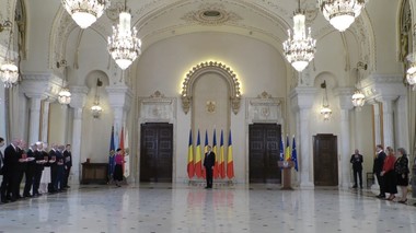 Klaus Iohannis a decorat personalităţi din domeniile medical şi educaţie, cu ocazia Zilei Naţionale a României - VIDEO