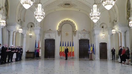 Klaus Iohannis a decorat personalităţi din domeniile medical şi educaţie, cu ocazia Zilei Naţionale a României - VIDEO