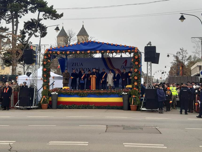 Peste 400 de militari şi angajaţi ai Ministerului de Interne au defilat la Iaşi, în cadrul manifestărilor organizate cu prilejul Zilei Naţionale  / Preşedintele Consiliului Judeţean, Costel Alexe, huiduit în timp ce îşi ţinea discursul - FOTO