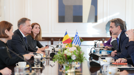 Preşedintele Klaus Iohannis a discutat cu premierul elen Kyriakos Mitsotakis despre importanţa continuării şi diversificării proiectelor de interconectare energetică şi a altor infrastructuri critice