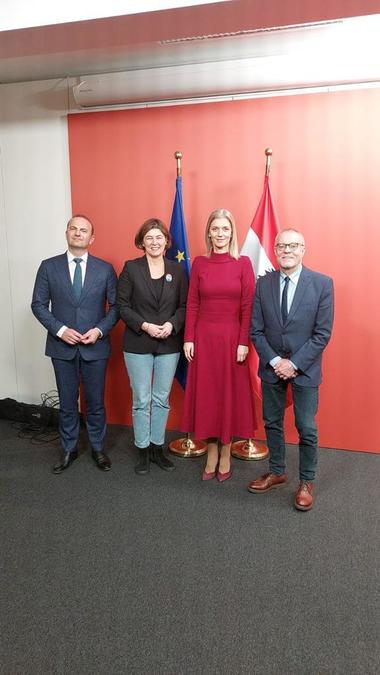 Preşedintele interimar al Senatului, Alina Gorghiu, vizită de lucru în Austria pentru a susţine aderarea României la Schengen: România nu a fost şi nu este sursa migraţiei din Austria şi nu este rută de tranzit pentru migraţia din această ţară