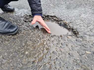 Maricel Popa, şeful PSD Iaşi: Lucrările la drumul Iaşi-Suceava sunt de o calitate îndoielnică. Au apărut fisuri şi găuri în stratul de uzură, iar pe unele porţiuni, bucăţile de asfalt pot fi scoase cu mâna - FOTO
