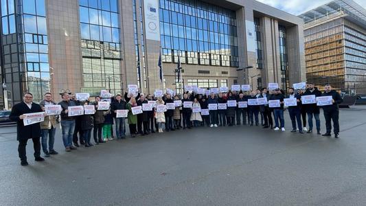 PES activists România a organizat o acţiune de mobilizare pentru aderarea României la spaţiul Schengen, în faţa sediului Consiliului UE din Bruxelles