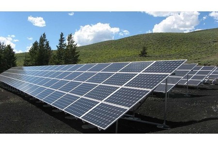 Camera Deputaţilor a adoptat proiectul de lege iniţiat de USR care prevede reducerea TVA la 5% pentru panourile fotovoltaice, pompe de căldură şi panouri solare / Legea merge la promulgare