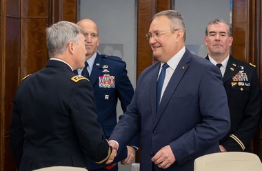 Premierul Ciucă l-a primit pe şeful Comandamentului Operaţiilor Speciale SUA, evidenţiind importanţa prezenţei forţelor SUA pe teritoriul României, a coeziunii NATO şi a determinării de a proteja aliaţii