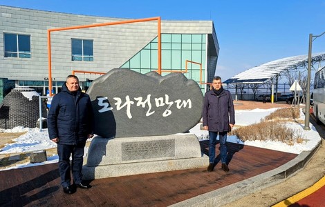 Premierul Nicolae Ciucă şi preşedintele Camerei Deputaţilor Marcel Ciolacu, în zona demilitarizată dintre cele două state coreene - FOTO