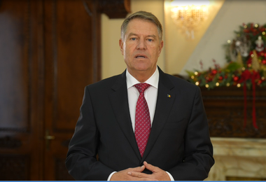 Iohannis, în mesajul de Crăciun: Spiritul acestor sfinte sărbători să ne lumineze sufletele, să ne inspire să-i ajutăm pe cei care au nevoie de sprijin şi să ne aducă împreună, pentru că doar uniţi suntem mai puternici - VIDEO