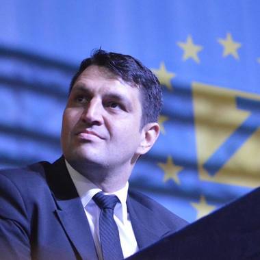 Un deputat PNL a depus un proiect, la Senat, prin care partidele politice parlamentare să poată fi incluse în ceremoniile oficiale organizate la nivel local