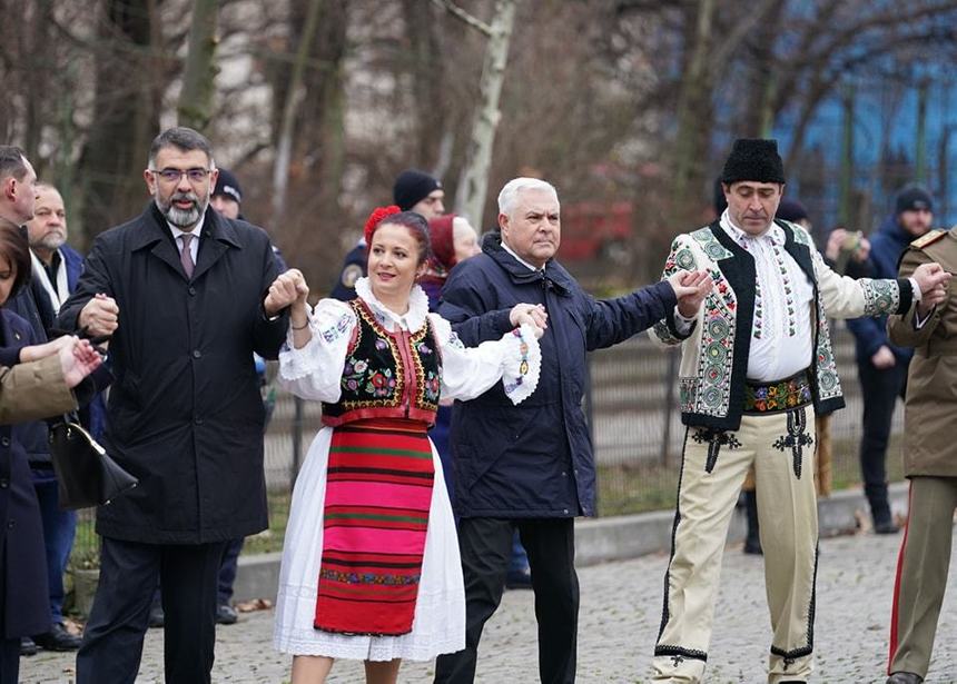 Ziua Unirii, la Bucureşti  - Depunere de coroane la monumentul lui Alexandru Ioan Cuza, urmată de Hora Unirii în care s-au prins Barna, Tîlvăr şi Cazanciuc / Politicienii au postat imagini pe reţele sociale şi au transmis gânduri despre patriotism - FOTO