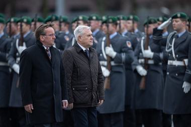 Ministrul Apărării, vizită în Germania / Angel Tîlvăr a discutat cu omologul german despre situaţia complexă de securitate din zona Mării Negre şi cooperarea în cadrul NATO
