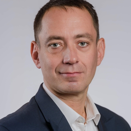 Csoma Botond, liderul deputaţilor UDMR: Noi nu suntem parte în rocadă, nu există niciun motiv întemeiat care să justifice plecarea lui Cseke Attila de la Ministerul Dezvoltării / Nu cred că ar fi necesar să avem un nou program de guvernare