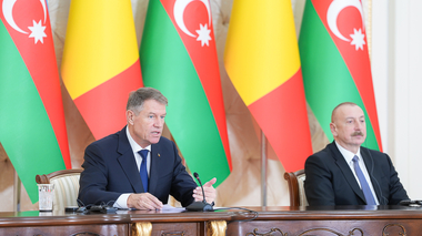 Iohannis: Vineri va fi semnat de către Romgaz şi Socar un nou contract pentru perioada 1 aprilie 2023 – 1 aprilie 2024 / Coridorul Sudic de Gaze, cât şi viitorul cablu submarin de transport de energie electrică produsă în Azerbaidjan vor asigura securitatea energetică a UE