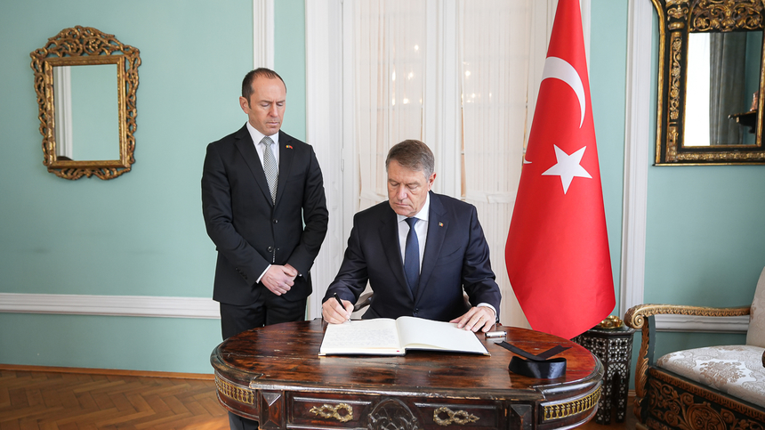 Preşedintele Klaus Iohannis a semnat în cartea de condoleanţe deschisă la Ambasada Republicii Turce în Bucureşti