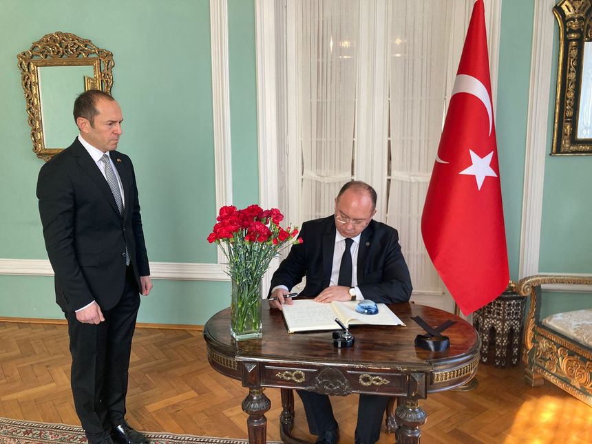 Ministrul Bogdan Aurescu a semnat în cartea de condoleanţe de la Ambasada Turciei: Gândurile şi rugăciunile mele se îndreaptă spre cei afectaţi de această tragedie şi spre cei care contribuie la eforturile de salvare aflate în desfăşurare